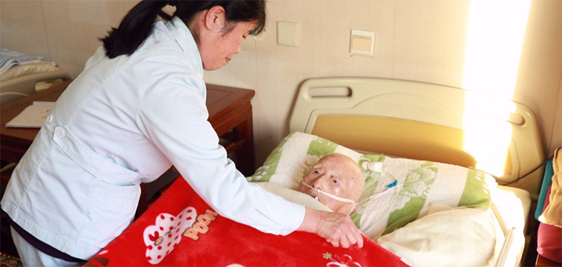 长者的全职儿女 | 一声轻哼，就是我的行动指令